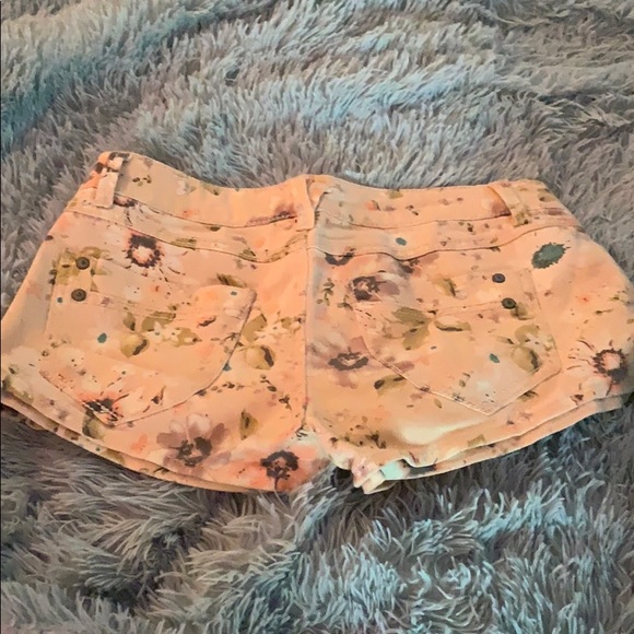 Vanilla Star Pink Floral Pattern Short 🌷🌺🌸 - Picture 2 of 4